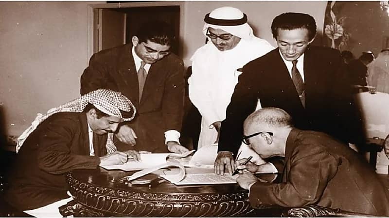 صورة نادرة لوزير النفط "الطريقي" يوقع اتفاقية منح امتياز التنقيب بالمنطقة المحايدة