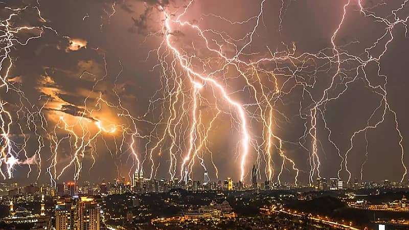 "المسند" يكشف عن أكثر مناطق المملكة التي يتردد فيها البرق