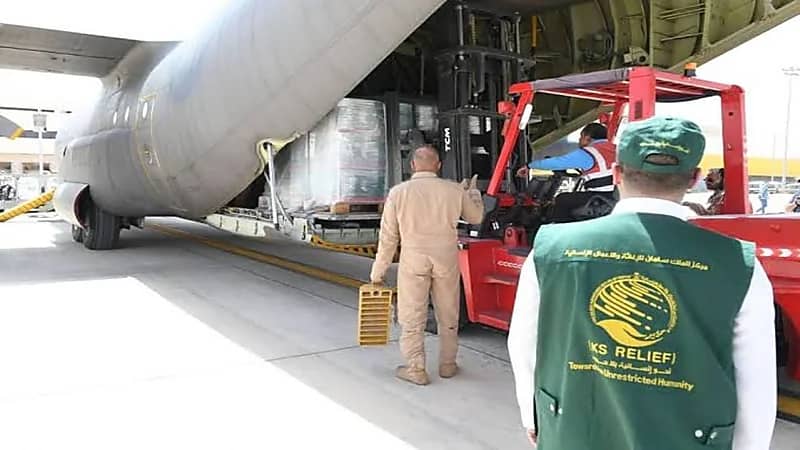 وصول الطائرة الإغاثية الثالثة ضمن الجسر الجوي السعودي لمساعدة الشعب السودان