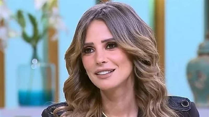 إيمان العاصي عن خلع حلا شيحة للحجاب: هي حرة