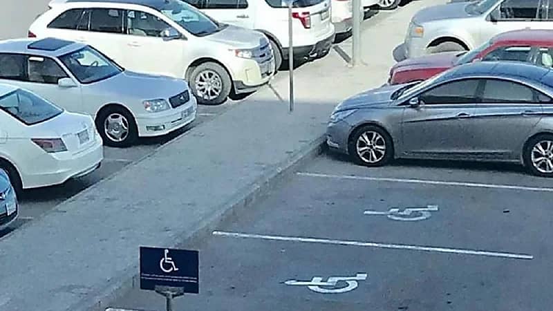 المرور يحذر من الوقوف الخاطيء للمركبات: عقوبتها 150 ريال