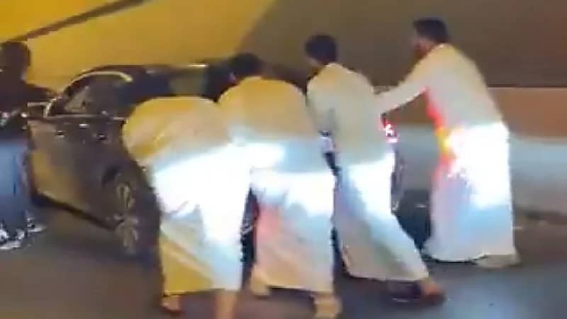 شباب يساعدون فتيات تعطلت مركبتهن في الطريق (فيديو)