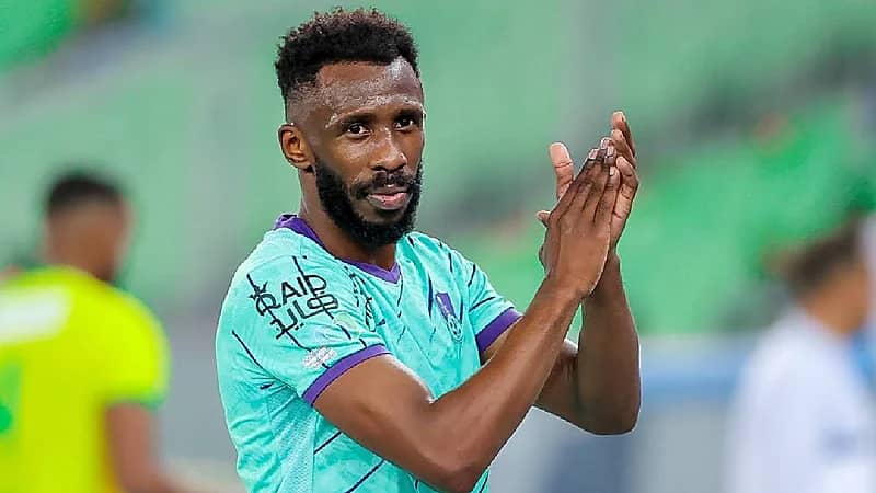 مدافع الأهلي يتلقى عرضا من الحزم