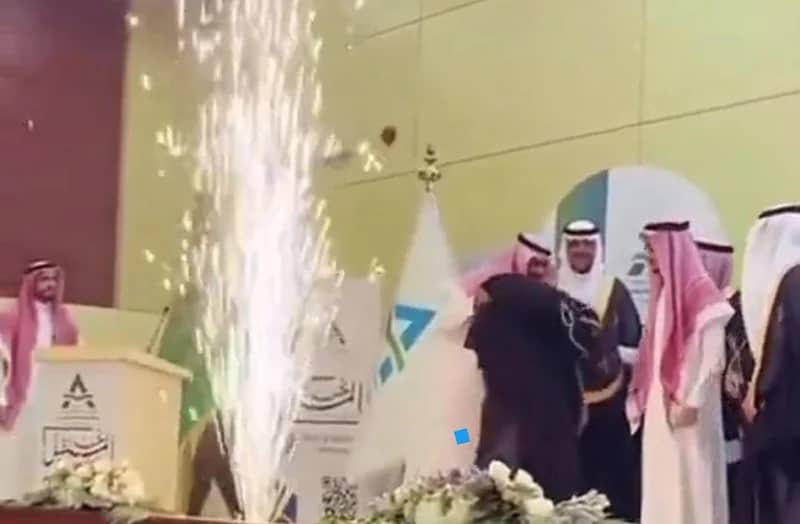 معلم يعطي أحد طلابه البشت في حفل تخرجه .. فيديو