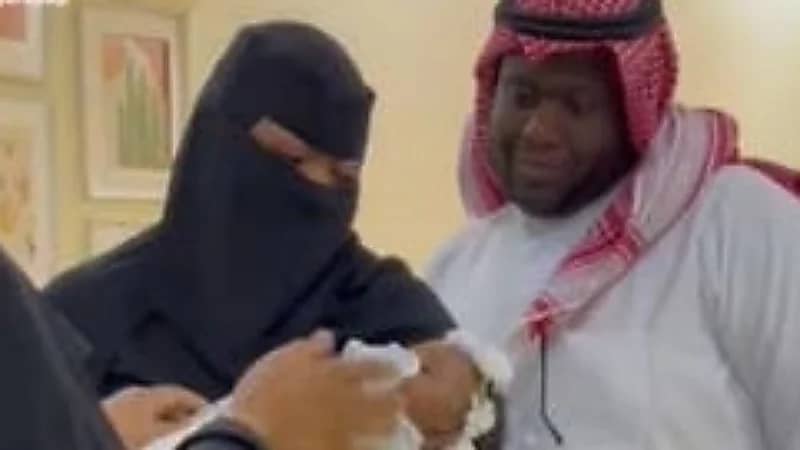 مواطنة حرمت من الإنجاب تروي تفاصيل احتضانها طفلة.. فيديو