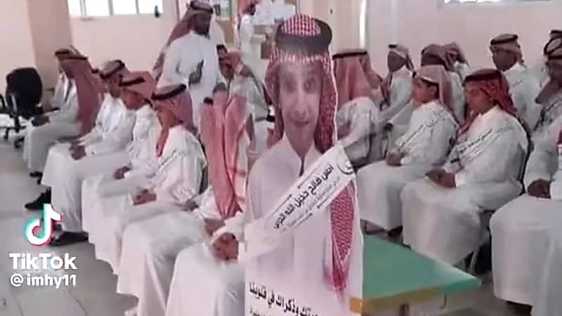 مدرسة تجمع صدقة جارية لأحد طلابها المتوفى قبل شهر من تخرجه - فيديو