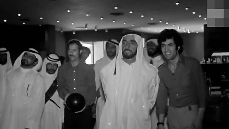 الشيخ زايد يمارس لعبة البولينج قبل 73 عاماً - صورة