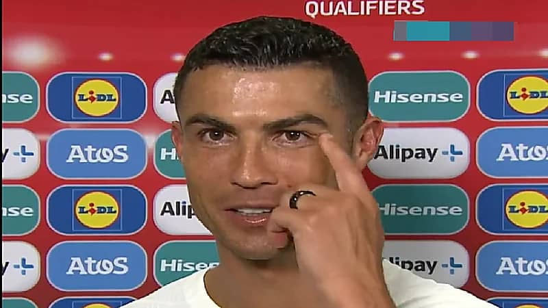 رونالدو يطلب من مصور إخفاء تجاعيد وجهه .. فيديو