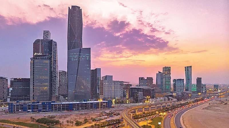 بدء إنشاء مواقف ذكية بالمنطقة الأولى بمركز الملك عبدالله المالي - صور