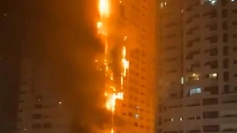 حريق هائل يلتهم برج سكني في عجمان.. فيديو