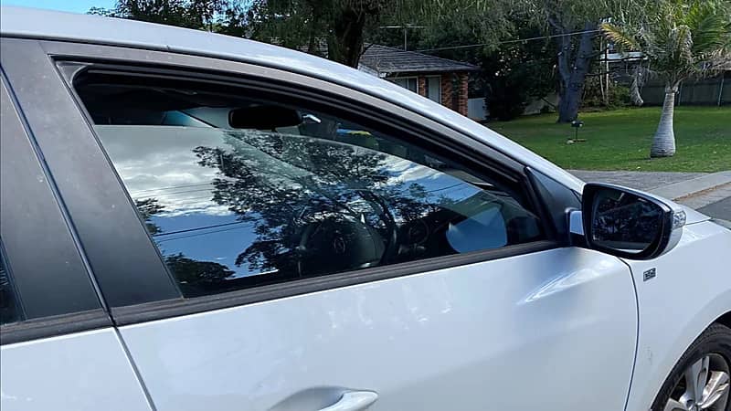 أخصائية تحذر من مخاطر فتح نوافذ السيارة