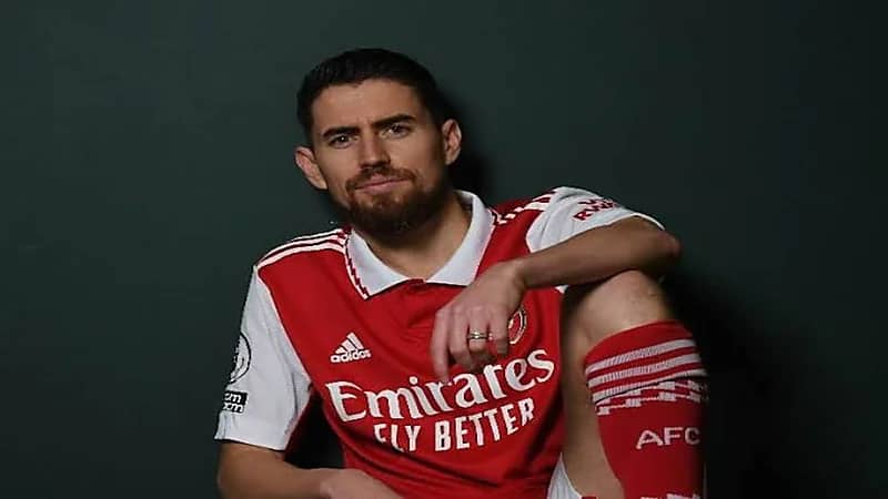 لاعب آرسنال يشعل المنافسة بين الأهلي والنصر