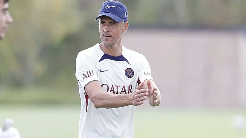 سبب استخدام لويس إنريكي للميكروفون في تدريبات باريس سان جيرمان.. فيديو