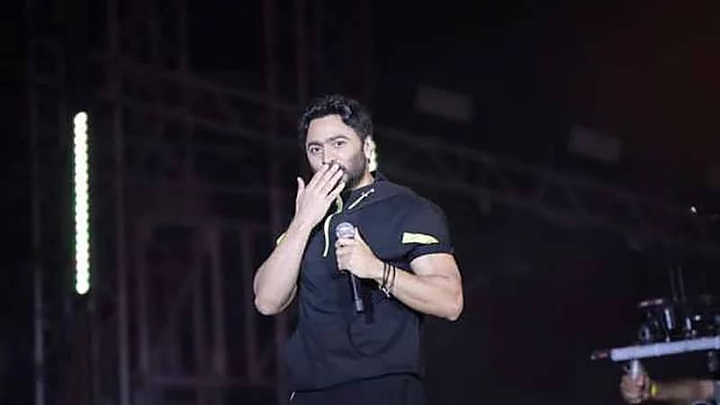 دخول الفنان تامر حسني إلي حفل العلمين طائرا في الهواء .. فيديو