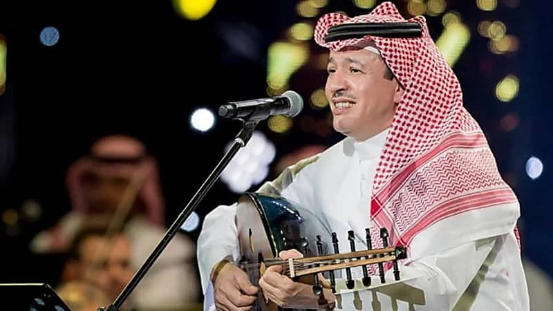 طلال سلامة منسجم مع صوته في أحد المقاهي.. فيديو