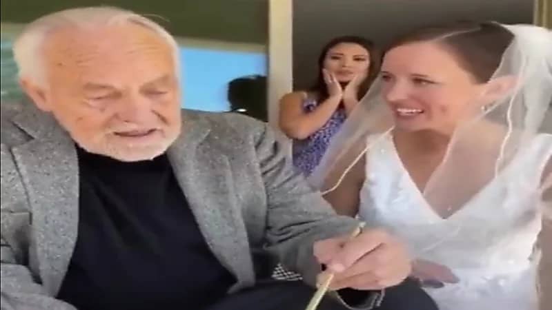 موقف مؤثر لأب مصاب بالزهايمر تذكر ابنته يوم زفافها.. فيديو