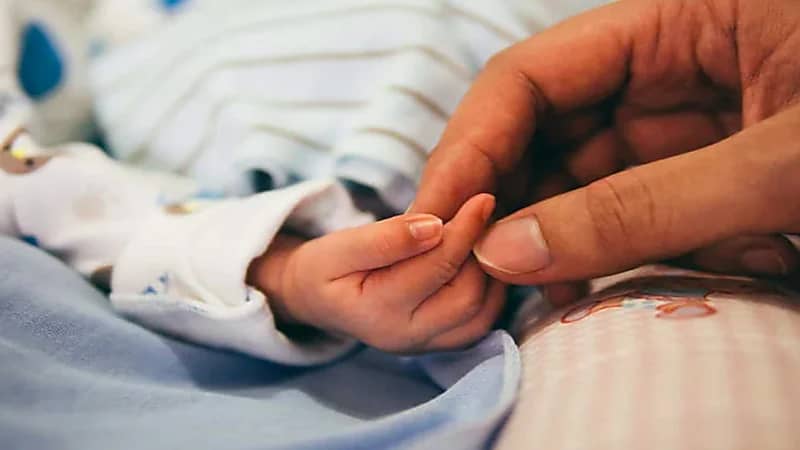 زوجان يبيعان رضيعهما لشراء آيفون 14