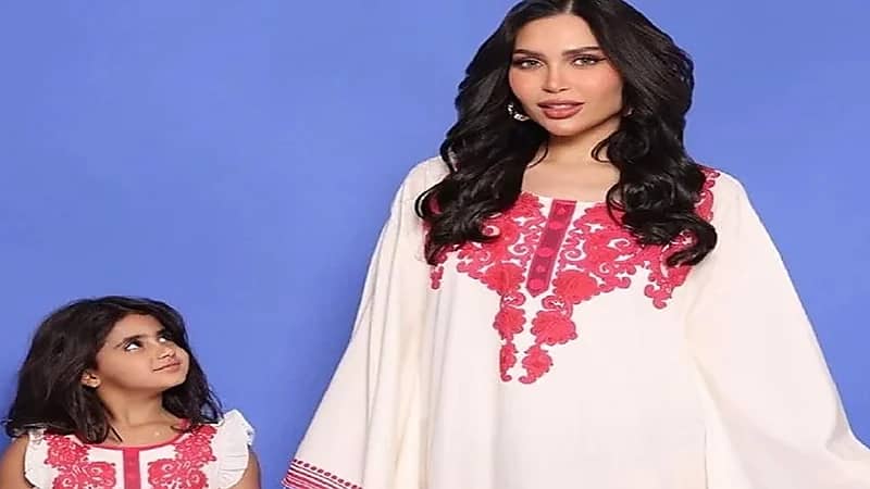 طفلة الدكتورة خلود تشارك والدتها إطلالتها الصيفية.. صور