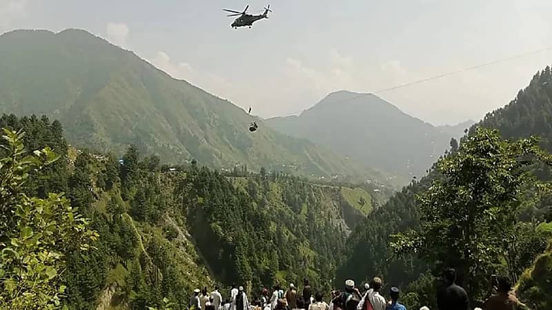 مشهد يحبس الأنفاس لأطفال عالقين داخل عربة تلفريك..فيديو