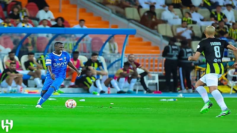 ضحكة سعود عبدالحميد تخطف الأنظار بالكلاسيكو .. صورة