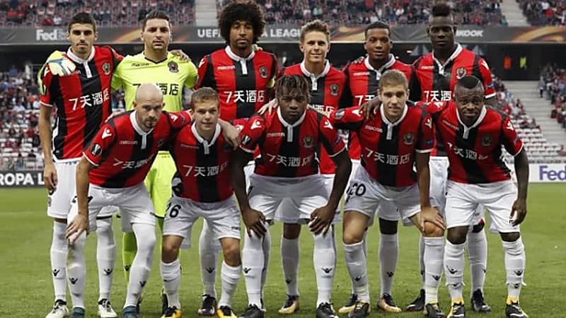 لاعبو نيس يرتدون قمصانا قبل مباراة سان جيرمان لدعم المغرب