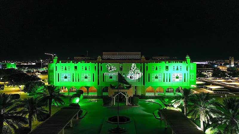 مبنى إمارة تبوك يتوشح باللون الأخضر.. صور