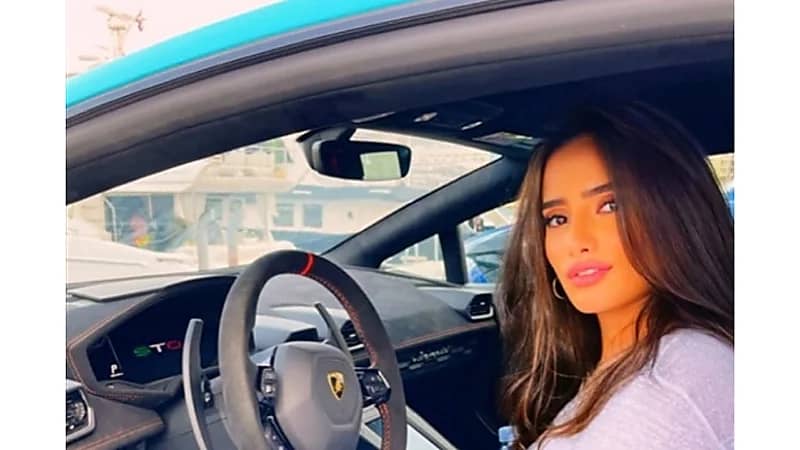 على طريقة محمد رمضان..زينه تستعرض أسطول سياراتها..صور