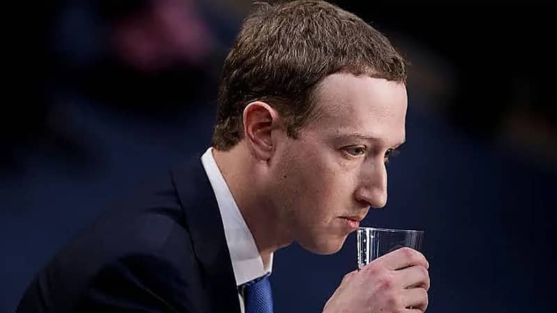 مارك يبني مخبأ سري في منتصف المحيط