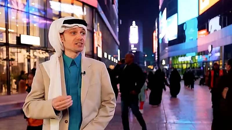 معلم فرنسي تعلق بالمملكة وتعلم اللغة العربية وارتدى الثوب .. فيديو