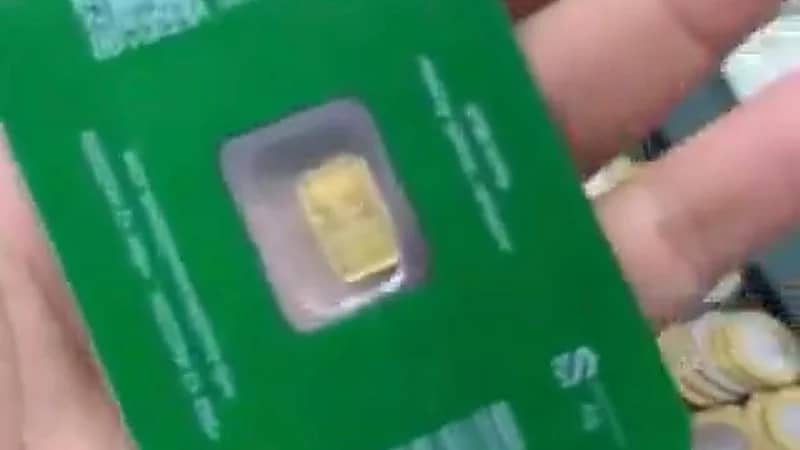 صاحب محل ذهب : عندنا زبون يجينا شهريًا  يشتري سبائك بالهلل الزايد ٠٠فيديو