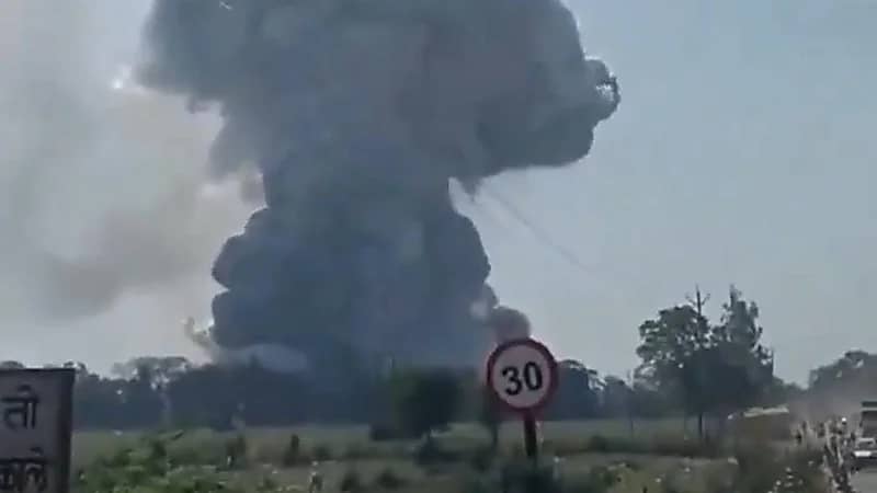 مصرع وإصابات العشرات إثر حريق ضخم في مصنع للألعاب النارية ..فيديو