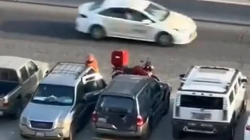 مقطع يوثق عامل توصيل يسرق محتويات سيارة متوقفة .. فيديو