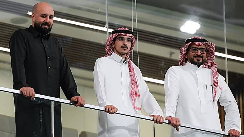 رئيس الشباب لـ مذيع : اسأل فهد بن ناقل لا تسألني أنا .. فيديو