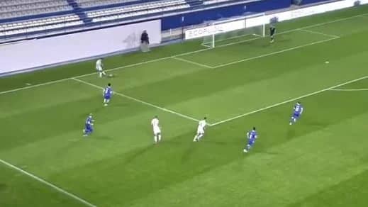 مدافع لاتفيا يسجل أغرب هدف عكسي .. فيديو