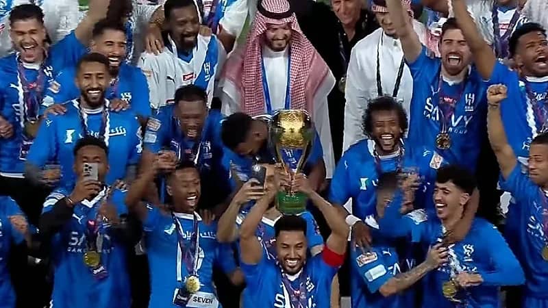 سلمان الفرج يرفض رفع كأس السوبر بتواجد الدوسري .. فيديو