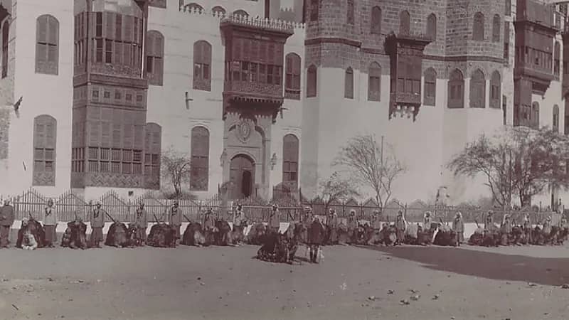 صورة نادرة لعساكر الهجانة بركابهم تحت دار السقاف بمكة