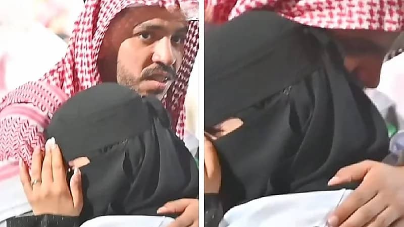 متخرج يجهش بالبكاء مع أخته أثناء حفل التخرج بسبب وفاة والدتهما .. فيديو