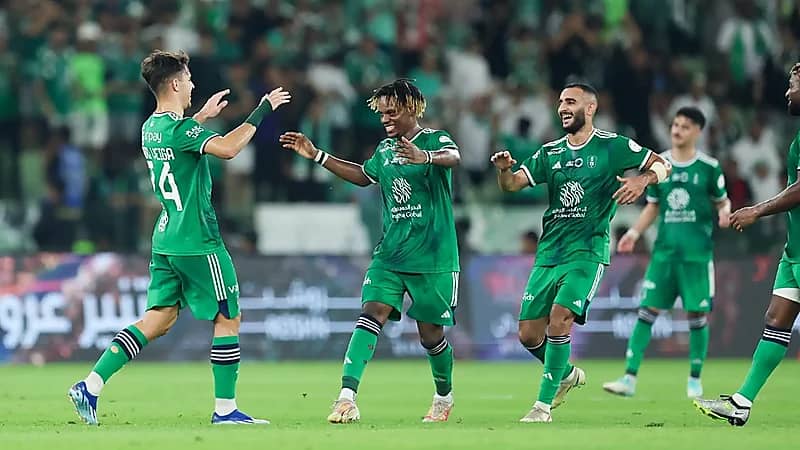 الأهلي يسيطر على جوائز الأفضل في دوري روشن