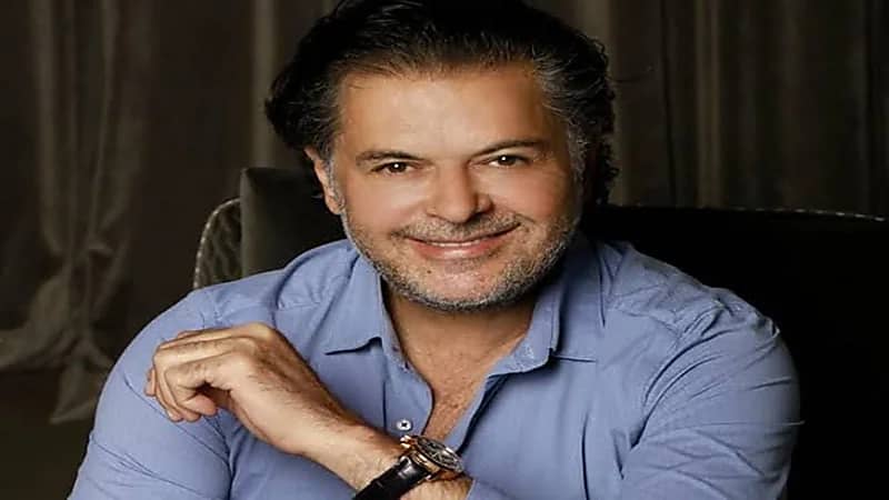 معجبة تقتحم حفل  راغب علامة وتعانقه علي المسرح..فيديو