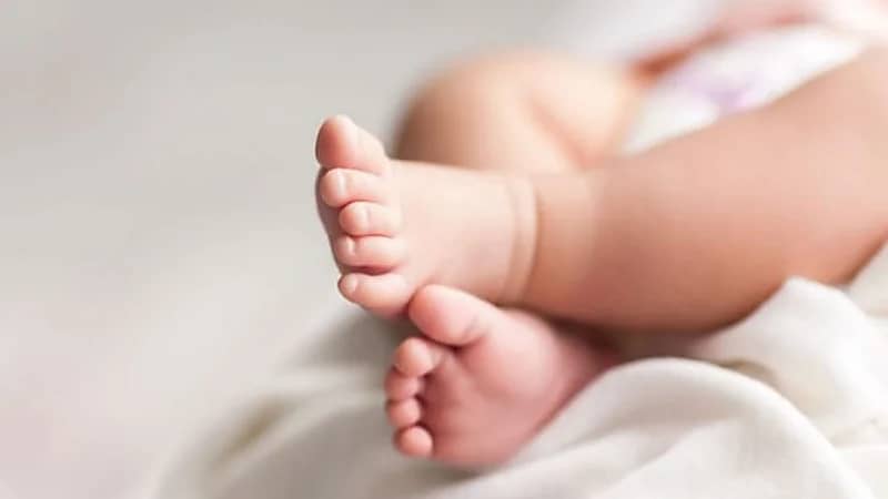 إنقاذ رضيع مغربي من موت محقق خلال رحلة جوية