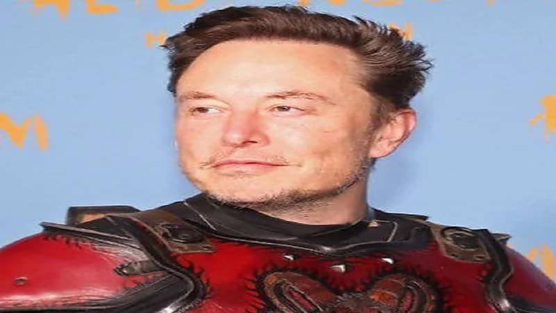 إيلون ماسك ينشر صور عارية لمشاهير