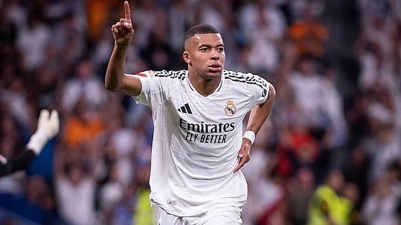 غارسيا ينفي معاقبه لاعبه بسبب قميص مبابي