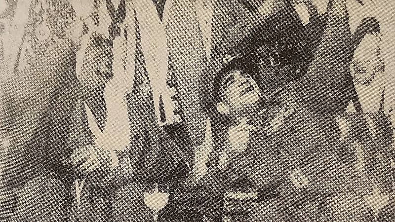 صورة تاريخية للملك سعود برفقة الرئيس محمد نجيب يشاهدان عرض للمظلات