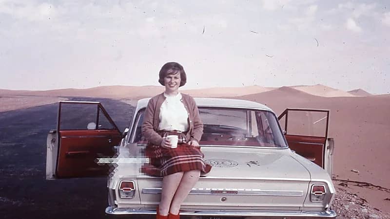 صورة نادرة تظهر سيدة في لحظة هدوء على طريق المنطقة الشرقية