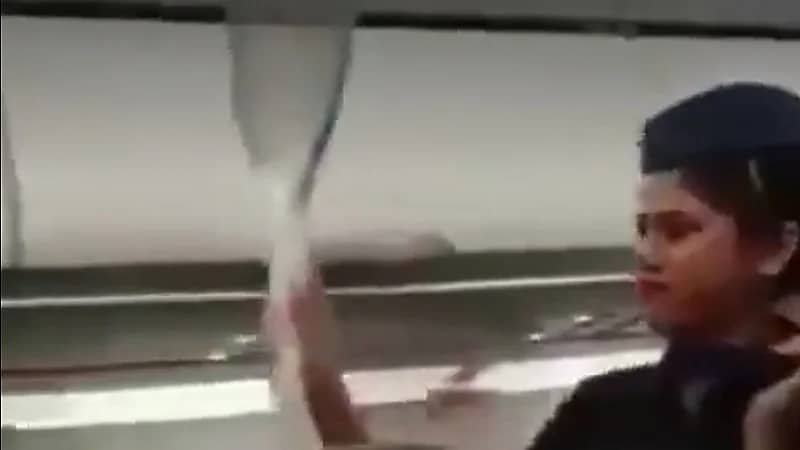 مضيفات هنديات يطاردن البعوض داخل الطائرة بمضارب كهربائية ..فيديو