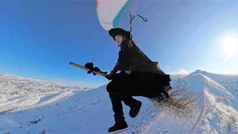 مشهورة تُبهر متابعيها بمغامرة ساحرة على عصا مكنسة .. فيديو