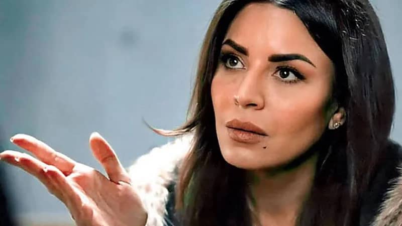 أمل بوشوشة تقصف مذيعة لبنانية تغزلت بجمالها .. فيديو