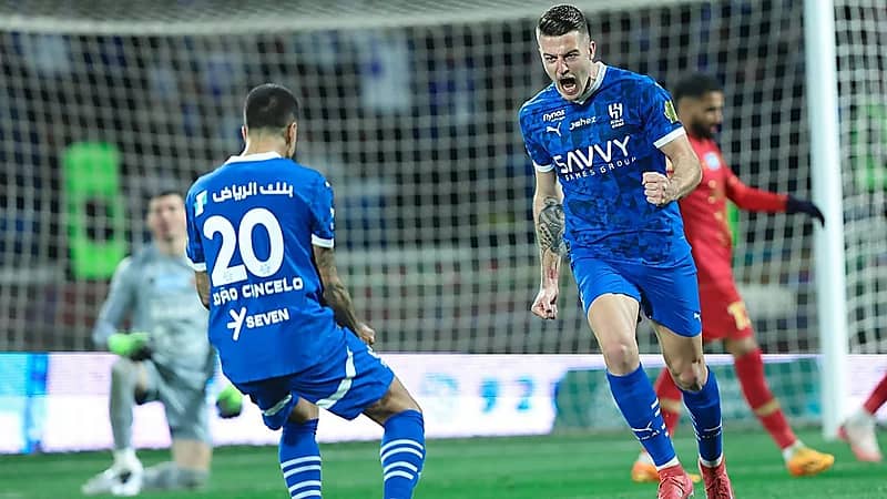 الهلال يسقط في فخ التعادل أمام ضمك .. فيديو