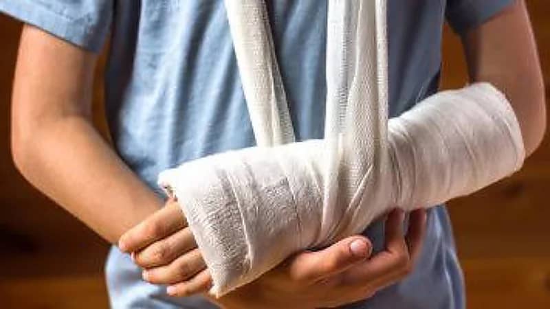 معلم يكسر ذراع طالب بسبب طلبه للوضوء  ..  فيديو