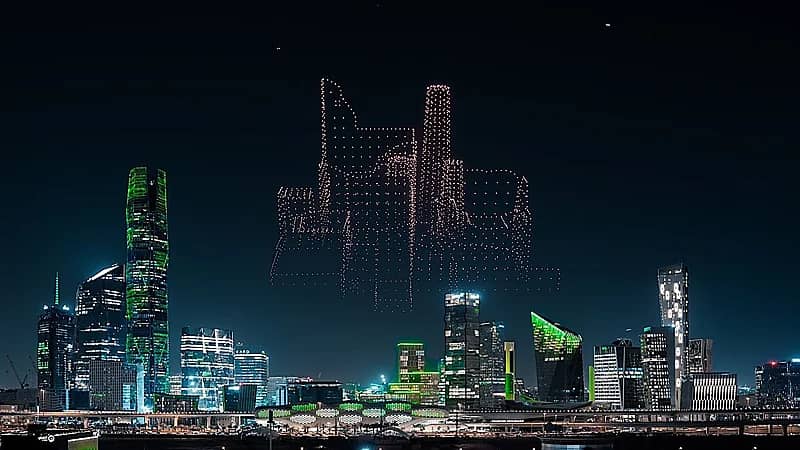 عروض الدرون تشكّل لوحة فنيّة في سماء الرياض احتفاءً بذكرى يوم التأسيس